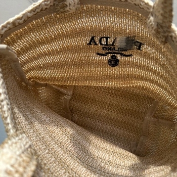 Geantă tote în stil urban minimalist, din paie țesute, formă de găleată, închidere cu fermoar, buzunar intern cu fermoar