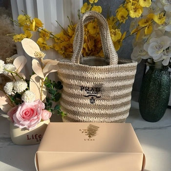 Geantă tote în stil urban minimalist, din paie țesute, formă de găleată, închidere cu fermoar, buzunar intern cu fermoar