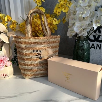 Geantă tote în stil urban minimalist, din paie țesute, formă de găleată, închidere cu fermoar, buzunar intern cu fermoar