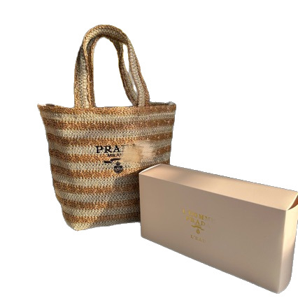 Geantă tote în stil urban minimalist, din paie țesute, formă de găleată, închidere cu fermoar, buzunar intern cu fermoar