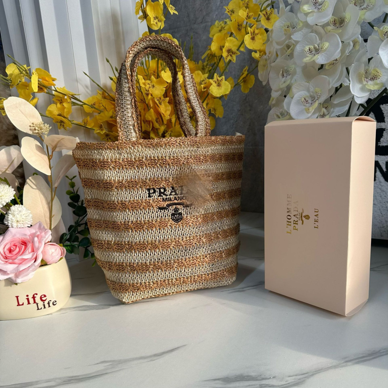 Geantă tote în stil urban minimalist, din paie țesute, formă de găleată, închidere cu fermoar, buzunar intern cu fermoar