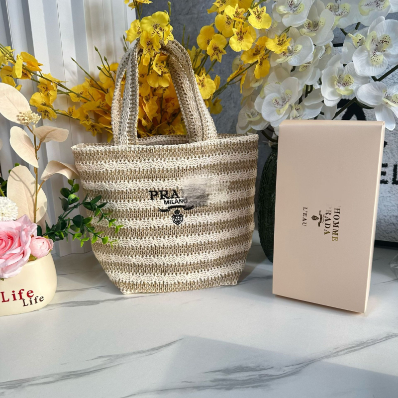 Geantă tote în stil urban minimalist, din paie țesute, formă de găleată, închidere cu fermoar, buzunar intern cu fermoar