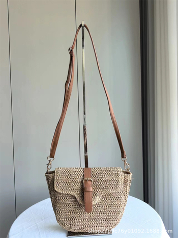 Torba od slame, tip sedlo, crossbody preko ramena, vertikalni kvadratni pleteni dizajn, zatvarač, svakodnevna plažna torba za žene