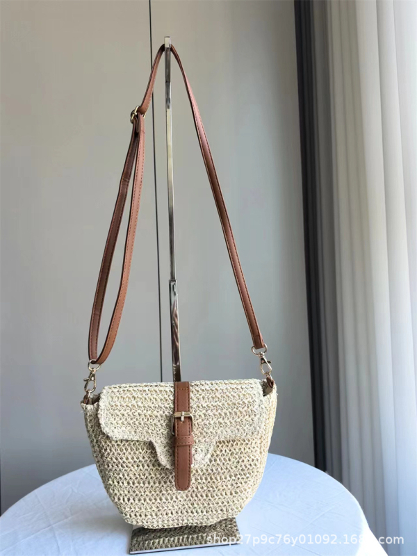 Torba od slame, tip sedlo, crossbody preko ramena, vertikalni kvadratni pleteni dizajn, zatvarač, svakodnevna plažna torba za žene