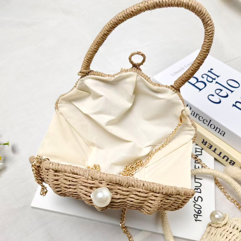 Kagyló alakú táska papírból, szőtt kinézettel, városi minimalist stílus, függőleges négyzet alakú forma, felső nyitás, egypántos (Anyag: Papír; Stílus: Szőtt táska; Forma: Függőleges Négyzet; Nyitás: Felső; Pánt: Egyes)