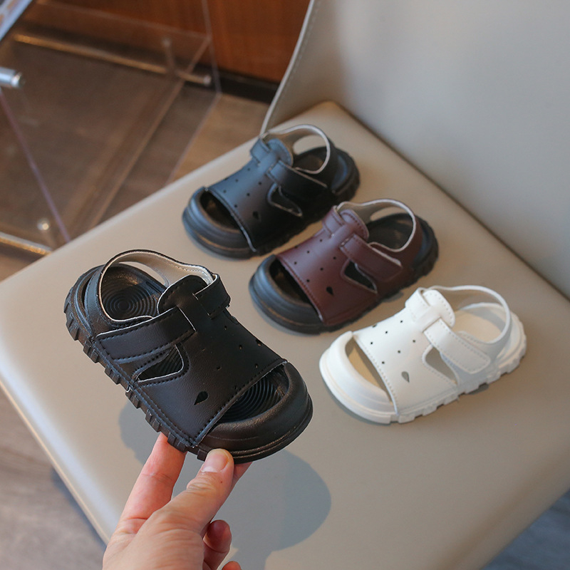 Uniszex gyerek strandpapucs, műbőr felső, kerek orr, Velcro-zár, szintetikus gumi talp