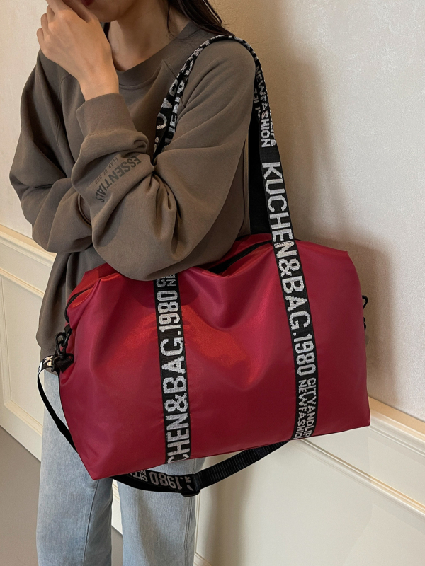 Női vállon átvethető táska – nylon, Oxford bélés, vízszintes négyzet alakú, cipzáras zárás, laminált belső zseb, egy vállpánt