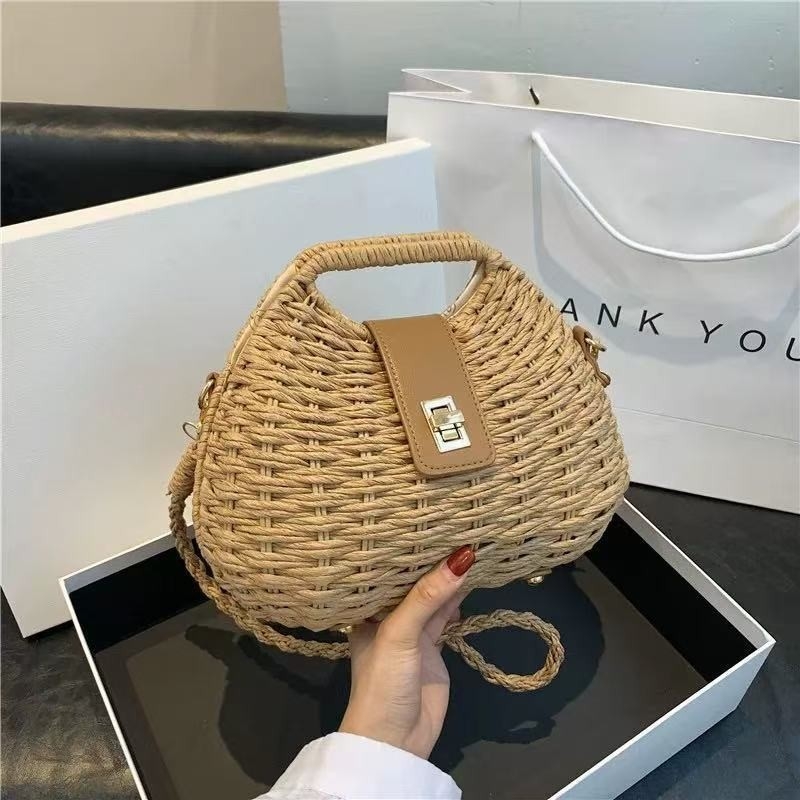 Szalmából készült tote táska fedéllel, ovális forma, poliészter bélés