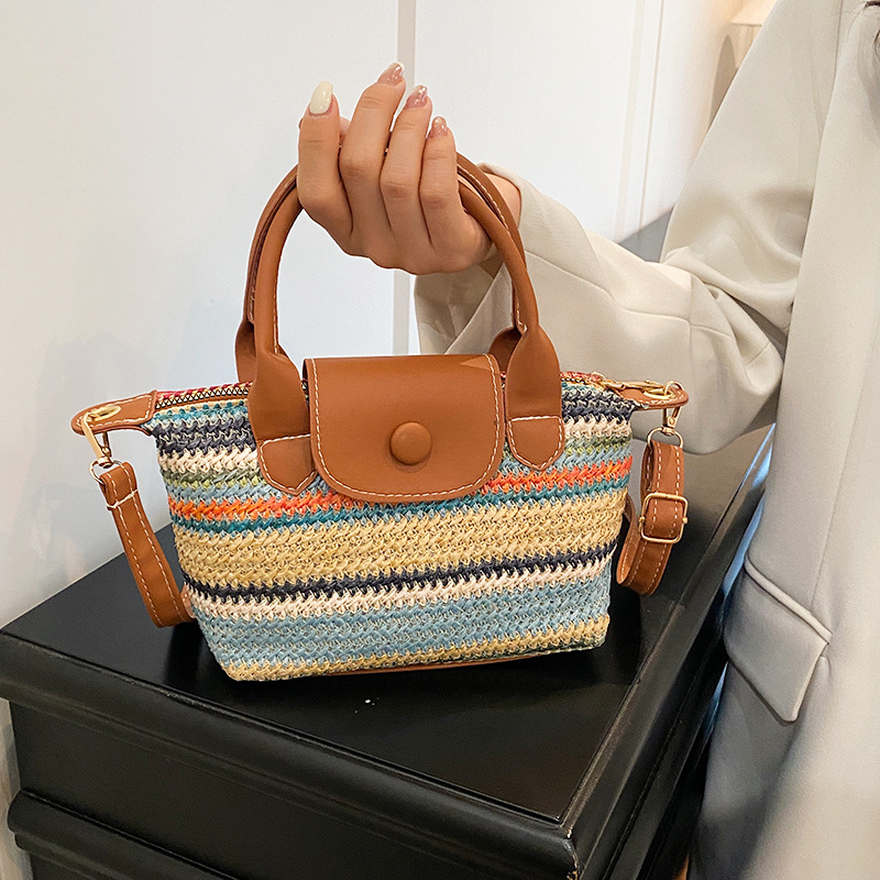 Crossbody torbica od slame, urbani jednostavan stil, vodoravni kvadratni oblik, zatvaranje zipom, unutarnji džepovi za telefon i osobnu iskaznicu