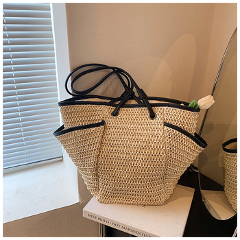 Női kosár táska, szalma anyagból, fonott strandtáska, vízszintes négyzet alakú, cipzáras záródás, belső nylon bélés, belső telefonzseb