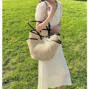 Női kosár táska, szalma anyagból, fonott strandtáska, vízszintes négyzet alakú, cipzáras záródás, belső nylon bélés, belső telefonzseb