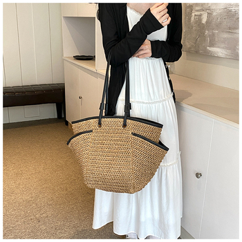 Női kosár táska, szalma anyagból, fonott strandtáska, vízszintes négyzet alakú, cipzáras záródás, belső nylon bélés, belső telefonzseb