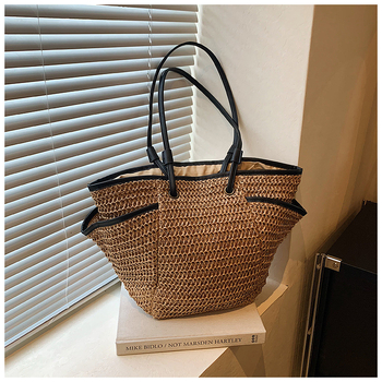 Női kosár táska, szalma anyagból, fonott strandtáska, vízszintes négyzet alakú, cipzáras záródás, belső nylon bélés, belső telefonzseb