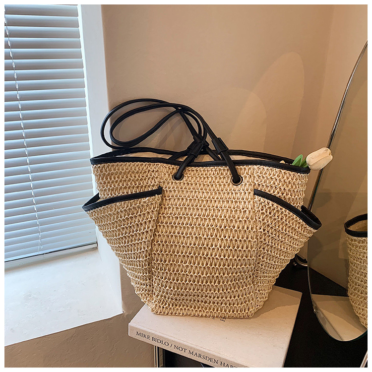 Női kosár táska, szalma anyagból, fonott strandtáska, vízszintes négyzet alakú, cipzáras záródás, belső nylon bélés, belső telefonzseb