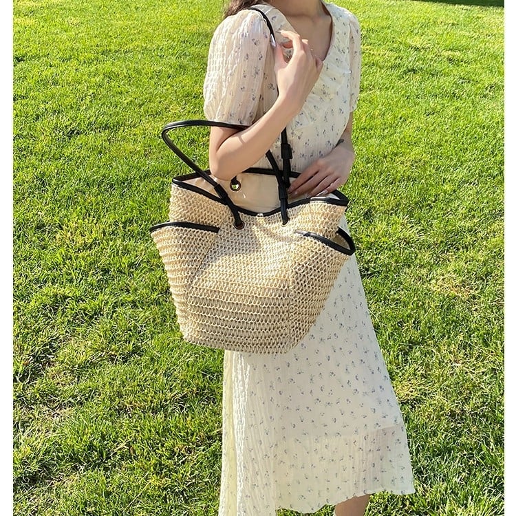 Női kosár táska, szalma anyagból, fonott strandtáska, vízszintes négyzet alakú, cipzáras záródás, belső nylon bélés, belső telefonzseb