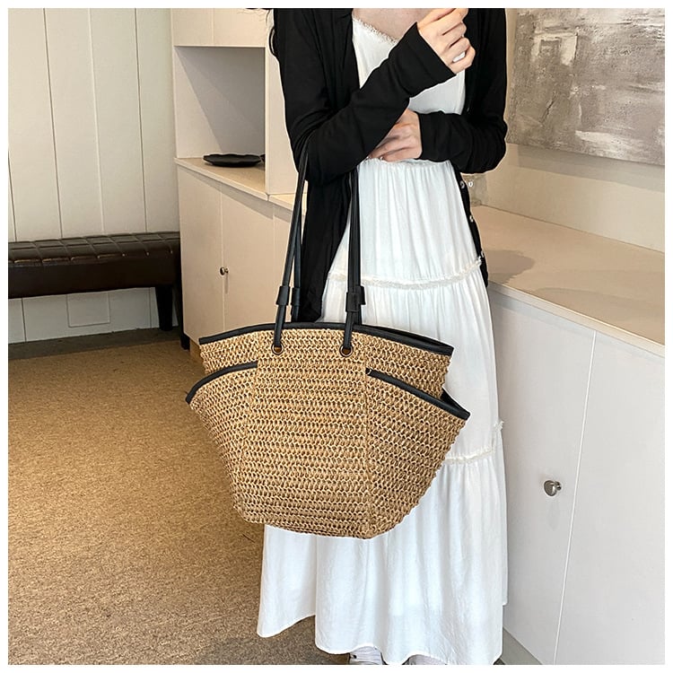 Női kosár táska, szalma anyagból, fonott strandtáska, vízszintes négyzet alakú, cipzáras záródás, belső nylon bélés, belső telefonzseb
