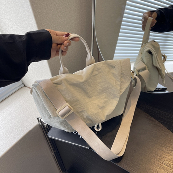 Vállon átívelő válltáska városi egyszerű stílusban, textilből, horizontális négyzetes forma, mágneszár, belső rekeszek telefonra és személyi igazolványra