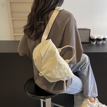 Vállon átívelő válltáska városi egyszerű stílusban, textilből, horizontális négyzetes forma, mágneszár, belső rekeszek telefonra és személyi igazolványra