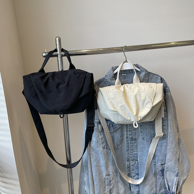 Vállon átívelő válltáska városi egyszerű stílusban, textilből, horizontális négyzetes forma, mágneszár, belső rekeszek telefonra és személyi igazolványra