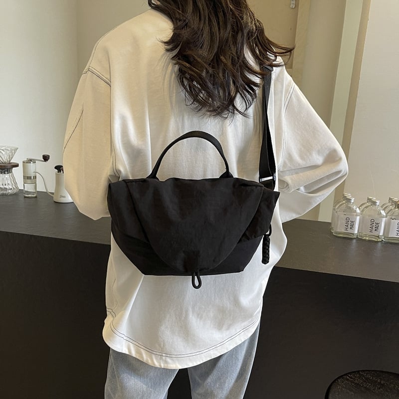 Vállon átívelő válltáska városi egyszerű stílusban, textilből, horizontális négyzetes forma, mágneszár, belső rekeszek telefonra és személyi igazolványra