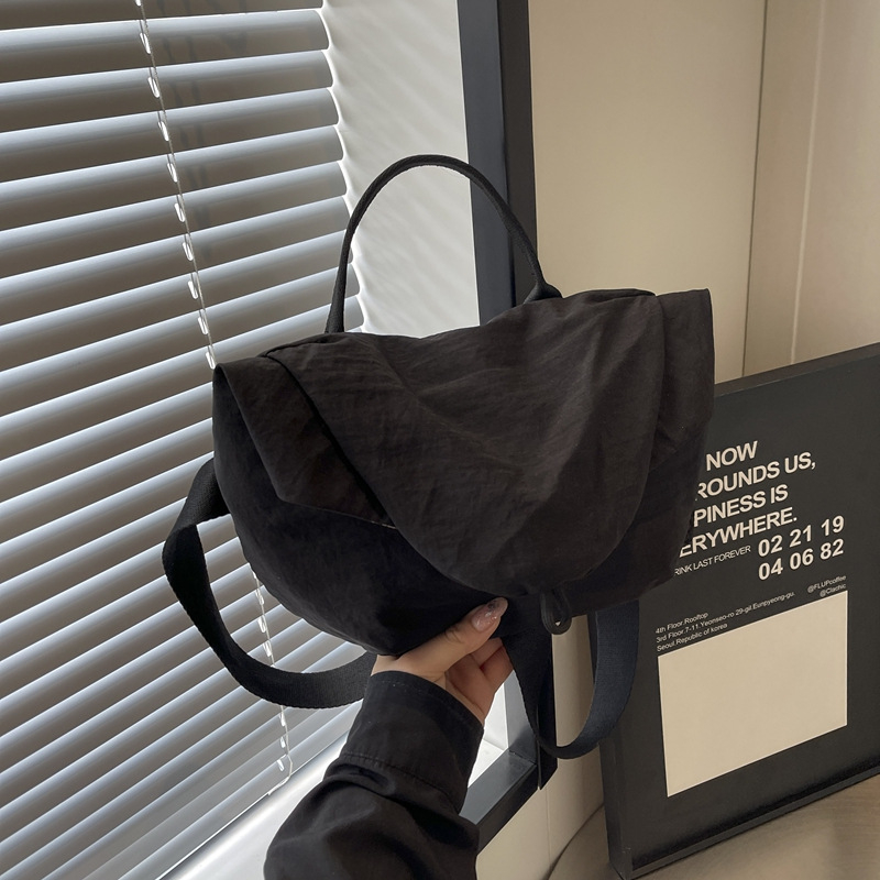 Vállon átívelő válltáska városi egyszerű stílusban, textilből, horizontális négyzetes forma, mágneszár, belső rekeszek telefonra és személyi igazolványra