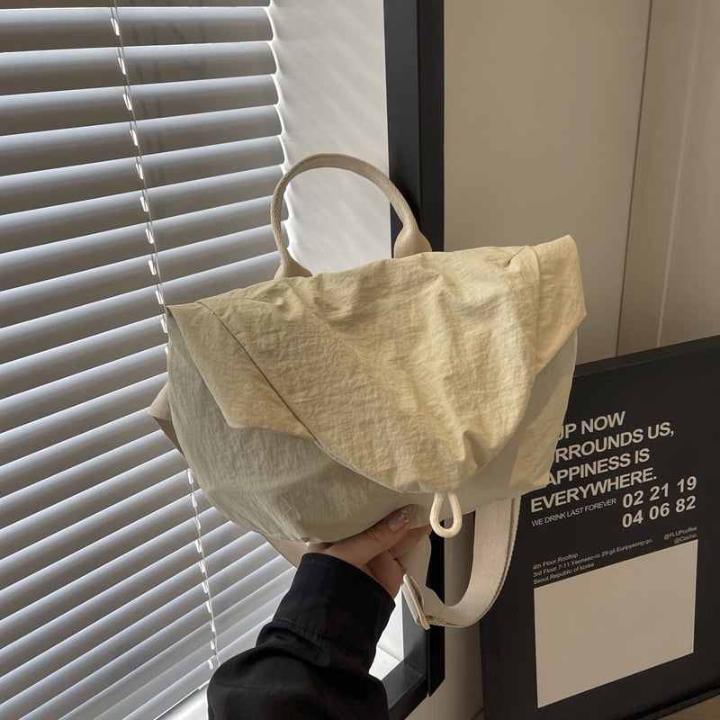 Vállon átívelő válltáska városi egyszerű stílusban, textilből, horizontális négyzetes forma, mágneszár, belső rekeszek telefonra és személyi igazolványra