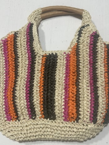 Szalmából készült kézitáska függőleges sávos szövésével, függőleges négyzet alakú forma, mágneszár, telefontartó zseb, poliészter bélés