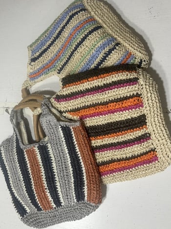 Szalmából készült kézitáska függőleges sávos szövésével, függőleges négyzet alakú forma, mágneszár, telefontartó zseb, poliészter bélés