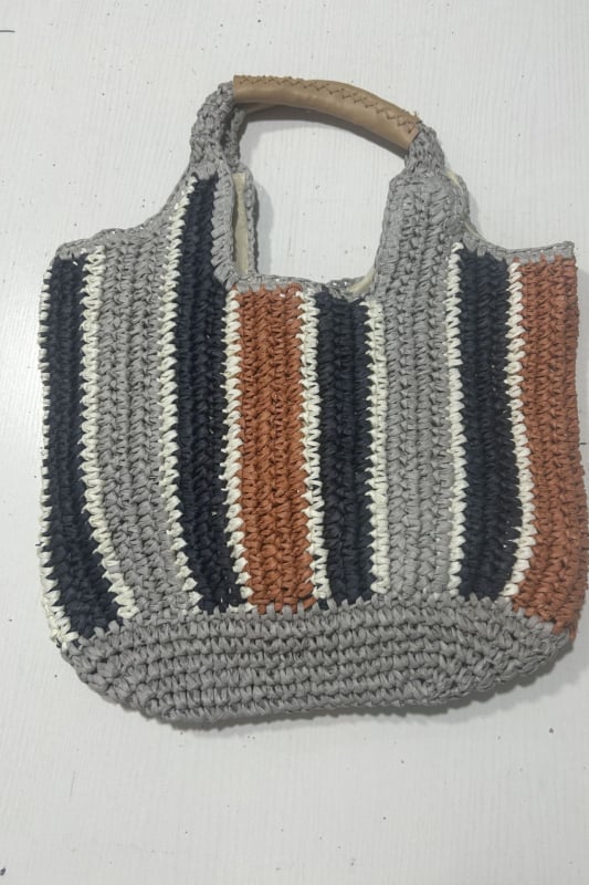 Szalmából készült kézitáska függőleges sávos szövésével, függőleges négyzet alakú forma, mágneszár, telefontartó zseb, poliészter bélés