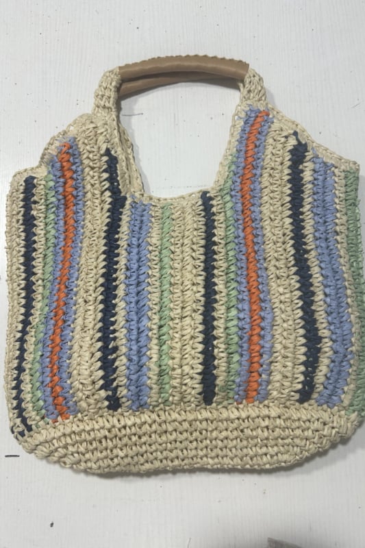 Szalmából készült kézitáska függőleges sávos szövésével, függőleges négyzet alakú forma, mágneszár, telefontartó zseb, poliészter bélés