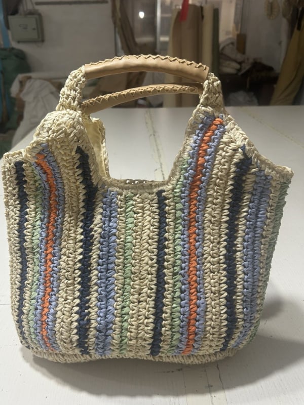 Szalmából készült kézitáska függőleges sávos szövésével, függőleges négyzet alakú forma, mágneszár, telefontartó zseb, poliészter bélés