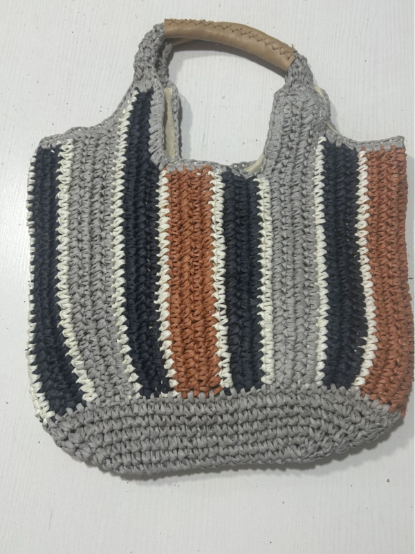 Szalmából készült kézitáska függőleges sávos szövésével, függőleges négyzet alakú forma, mágneszár, telefontartó zseb, poliészter bélés