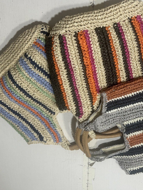 Szalmából készült kézitáska függőleges sávos szövésével, függőleges négyzet alakú forma, mágneszár, telefontartó zseb, poliészter bélés