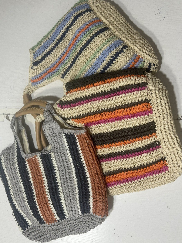 Szalmából készült kézitáska függőleges sávos szövésével, függőleges négyzet alakú forma, mágneszár, telefontartó zseb, poliészter bélés