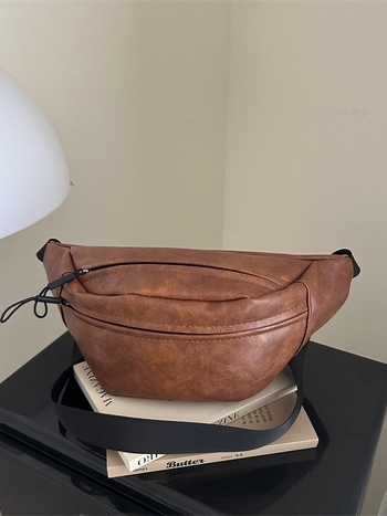 PU anyagú crossbody táska, street-stílusú, saddle bag formájú, cipzáras záródás, belső dokumentumtartó zseb