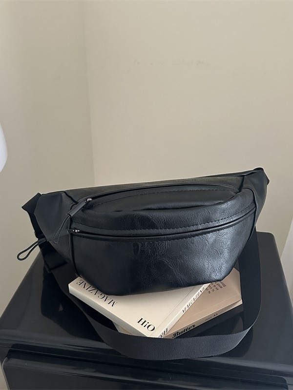 PU anyagú crossbody táska, street-stílusú, saddle bag formájú, cipzáras záródás, belső dokumentumtartó zseb