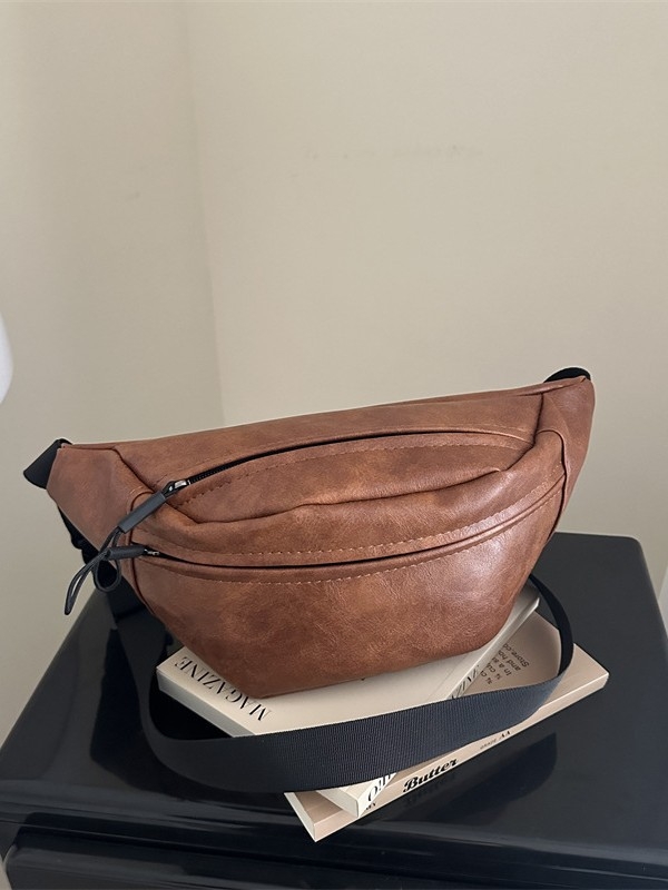 PU anyagú crossbody táska, street-stílusú, saddle bag formájú, cipzáras záródás, belső dokumentumtartó zseb