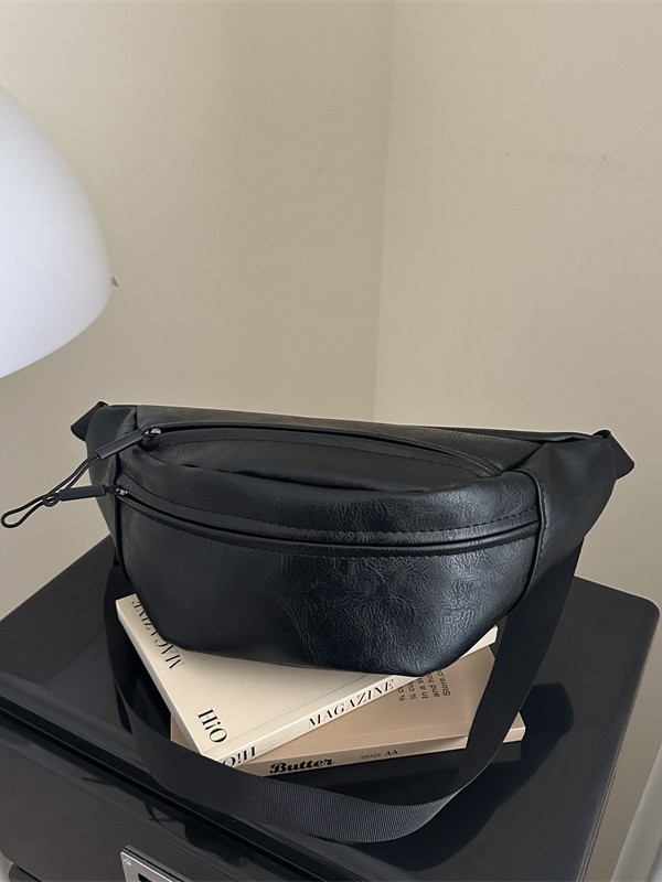 PU anyagú crossbody táska, street-stílusú, saddle bag formájú, cipzáras záródás, belső dokumentumtartó zseb