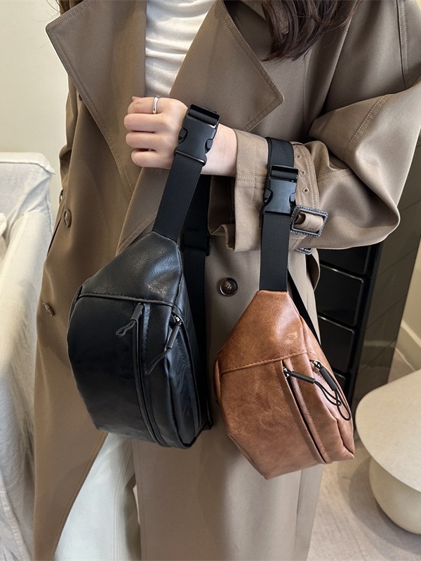 PU anyagú crossbody táska, street-stílusú, saddle bag formájú, cipzáras záródás, belső dokumentumtartó zseb