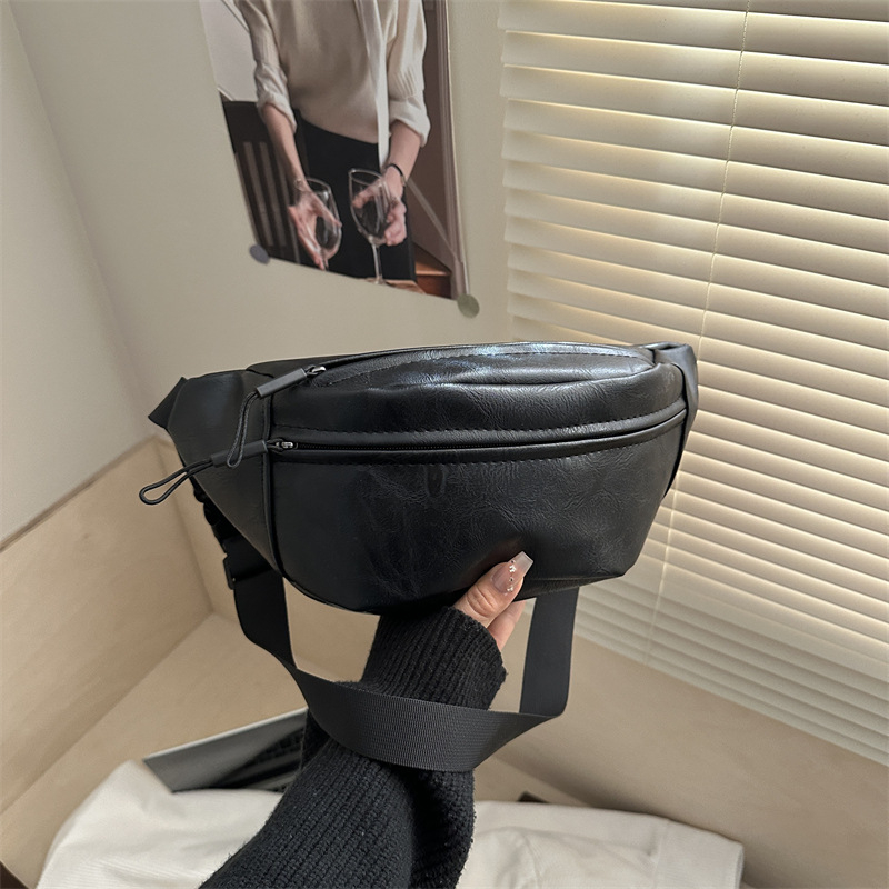 PU anyagú crossbody táska, street-stílusú, saddle bag formájú, cipzáras záródás, belső dokumentumtartó zseb