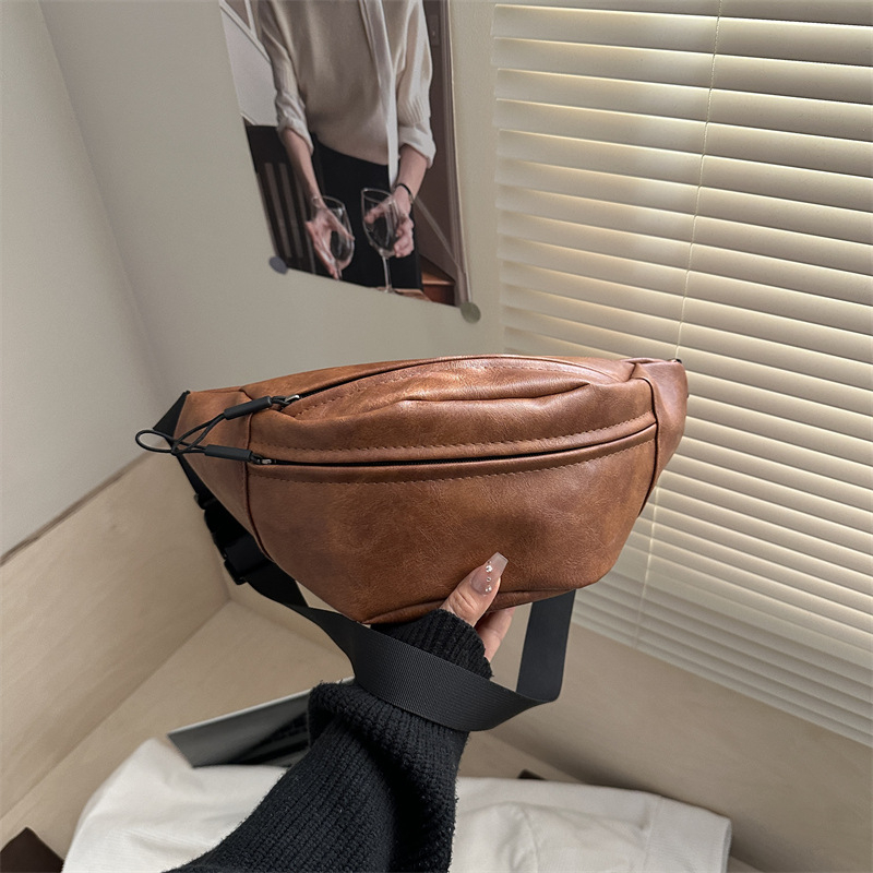 PU anyagú crossbody táska, street-stílusú, saddle bag formájú, cipzáras záródás, belső dokumentumtartó zseb