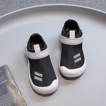 Lányoknak szóló sportos szandál, zárt orrú, Velcro-zár, műanyag felsőrész, gumi talp, 7–12 éveseknek