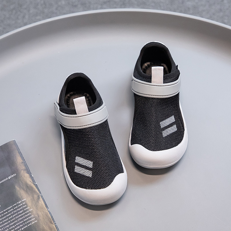 Lányoknak szóló sportos szandál, zárt orrú, Velcro-zár, műanyag felsőrész, gumi talp, 7–12 éveseknek