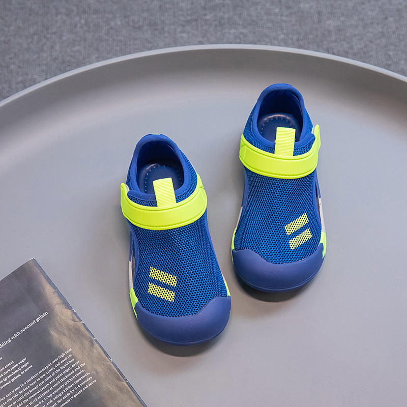 Lányoknak szóló sportos szandál, zárt orrú, Velcro-zár, műanyag felsőrész, gumi talp, 7–12 éveseknek