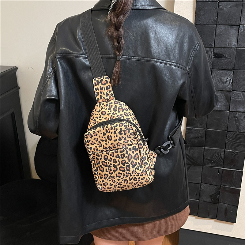 Torba preko ramena s leopard tiskom, ulični stil, velika kapaciteta, najlon, poliester podstava, zatvarač, unutarnji džep za telefon, zima 2025 (Najlon; Poliester podstava; Zip; Unutarnji džep za telefon; Unutarnji džep tip patch)