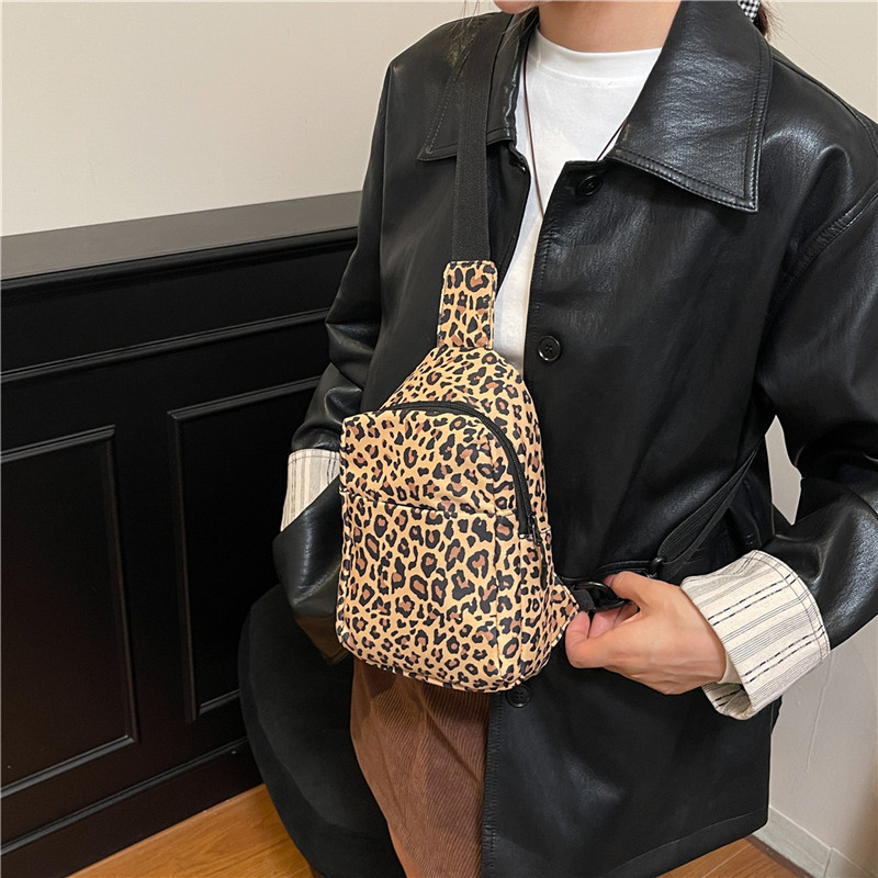 Torba preko ramena s leopard tiskom, ulični stil, velika kapaciteta, najlon, poliester podstava, zatvarač, unutarnji džep za telefon, zima 2025 (Najlon; Poliester podstava; Zip; Unutarnji džep za telefon; Unutarnji džep tip patch)