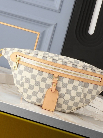 Ženska crossbody torba, gradski minimalistički stil, PVC materijal, poliester podstava, zatvaranje na zatvarač, unutarnja struktura: pretinac za telefon i pretinac s zatvaračem