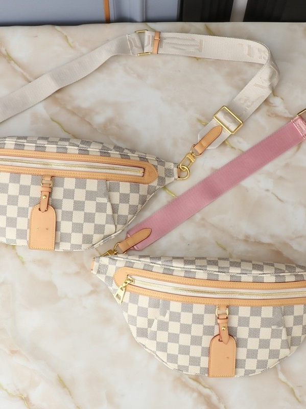 Ženska crossbody torba, gradski minimalistički stil, PVC materijal, poliester podstava, zatvaranje na zatvarač, unutarnja struktura: pretinac za telefon i pretinac s zatvaračem