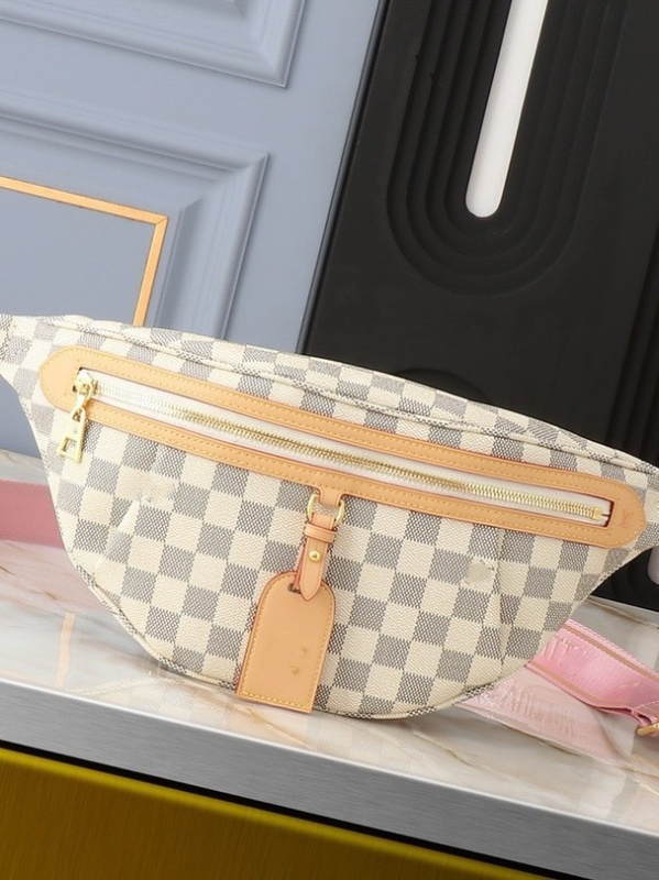 Ženska crossbody torba, gradski minimalistički stil, PVC materijal, poliester podstava, zatvaranje na zatvarač, unutarnja struktura: pretinac za telefon i pretinac s zatvaračem