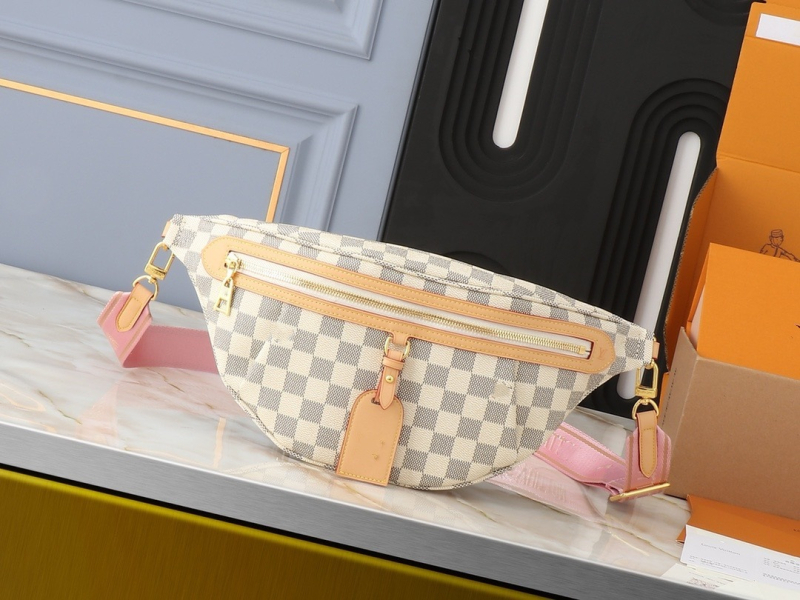 Ženska crossbody torba, gradski minimalistički stil, PVC materijal, poliester podstava, zatvaranje na zatvarač, unutarnja struktura: pretinac za telefon i pretinac s zatvaračem